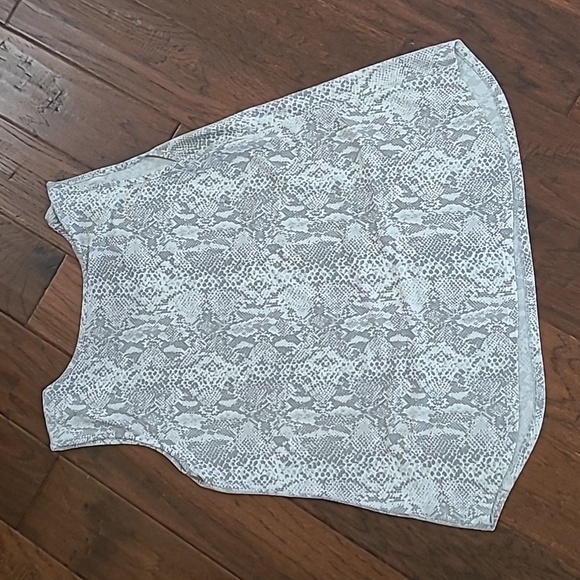 💥3for$12💥 Grey & Silver Snakeskin Print Sleeveless Top size 0X (14W) - Picture 2 of 5